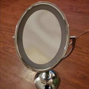 Magnifying Mirror Double side light up working good both sides.